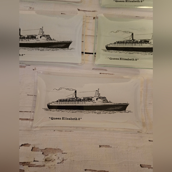 Vintage Set of Five Queen Elizabeth 2 Ship Small Plates - Picture 5 of 10